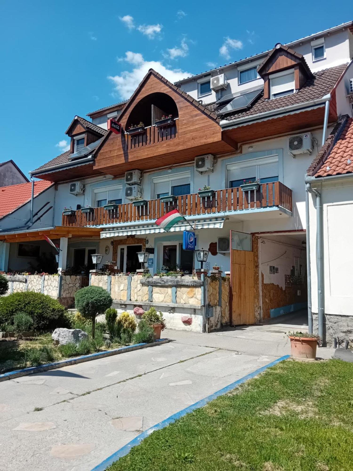 Lenzl's Panzió Szigetvár Exterior foto